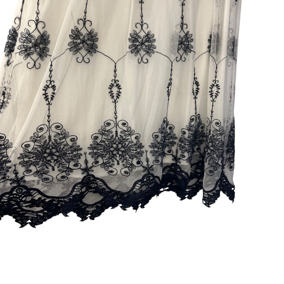 Lavish Cream & Navy Mesh Overlay Sleeveless Embroidered Lace Trim Top Sz S - Picture 3 of 7